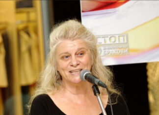 Две непознати суштества: новинарка води интервју со вештачка интелигенција од иднината