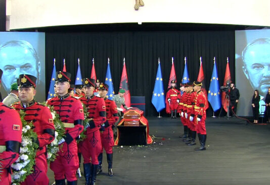 Оддадена последна почит на поранешниот албански премиер Фатос Нано