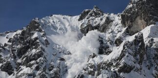 Деветмина загинаа во лавина и снежна бура на Хималаите