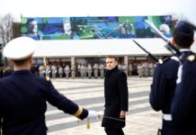 Од ќор-сокак, Макрон посега по овластувањата на врховен командант