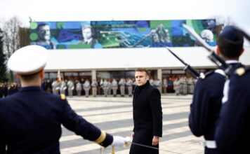 Од ќор-сокак, Макрон посега по овластувањата на врховен командант