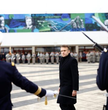 Од ќор-сокак, Макрон посега по овластувањата на врховен командант