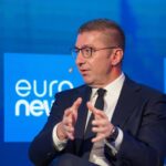 Поради вештачки спорови две и пол децении стоиме во место на нашиот европски пат, порача Мицкоски од Брисел