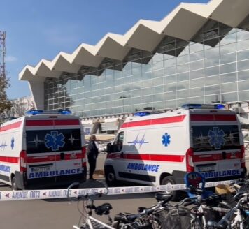 Мајка на загинато дете во падот на настрешницата во Нови Сад, започна штрајк со глад пред српското Собрание