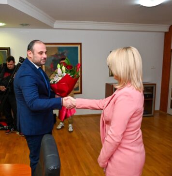 Почеток на акцијата за чистење, најави Ѓеорѓиевски откако со букет цвеќе ја испрати Данела Арсовска