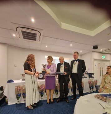 Наградата „Нико Нестор пливање за мир“ доделена на Евгениј Поп Ацев