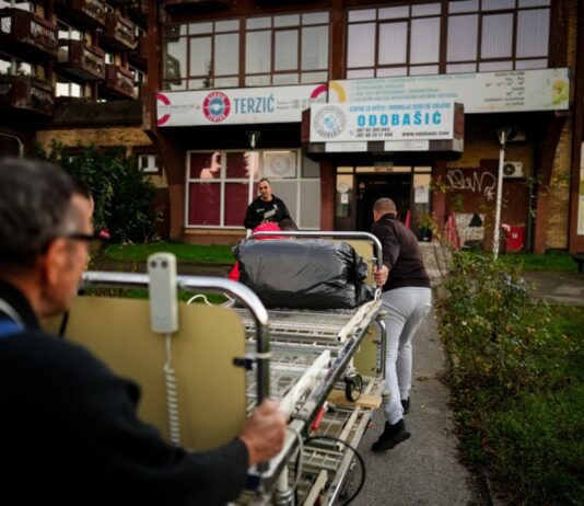 Пожар во дом за стари во Тузла: Бројот на жртви се искачи на 13, истрагата откри сериозни пропусти