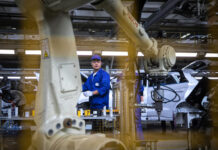 Роботи ги исполнуваат индустриските кадровски потреби преку спој на прецизност и паметна технологија