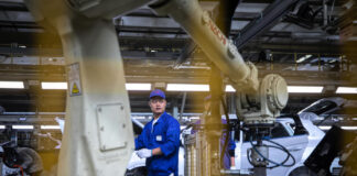 Роботи ги исполнуваат индустриските кадровски потреби преку спој на прецизност и паметна технологија