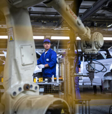 Роботи ги исполнуваат индустриските кадровски потреби преку спој на прецизност и паметна технологија