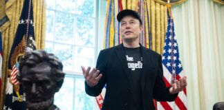 Како би влијаел првиот билионер врз демократијата и владеењето на правото