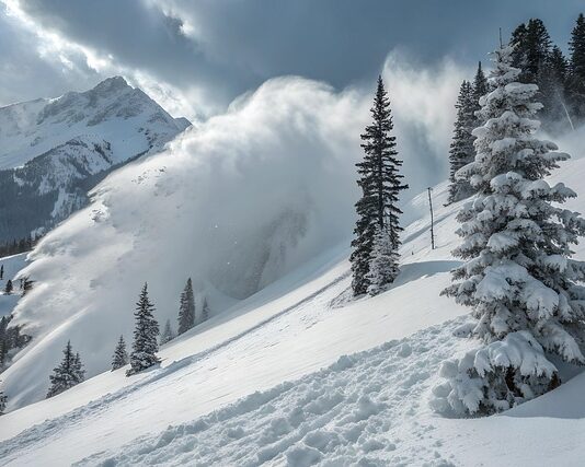 Скијач од Данска кој бил повреден од лавина бил извлечен и спасен вчера на Попова Шапка