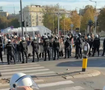 Тензии пред српскиот Парламент откако мајка започна штрајк со глад за нејзиното дете загинато во падот на настрешницата