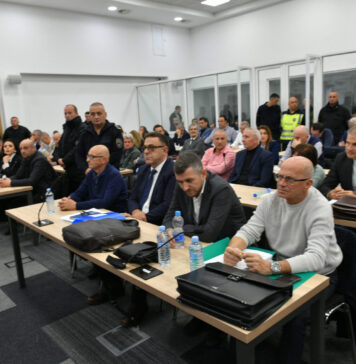 Дел од одбраната реагира дека го немаат добиено изменетото обвинение, а од нив се очекува да дадат воведни зборови