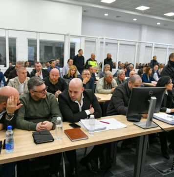 Одбраната на Крешник Бектеши тврди дека не постои ниту еден потпис на лиценца од него, биле издадени со негов факсимил