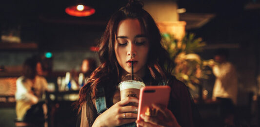 Технолошките гиганти ги претвораат социјалните мрежи во ВИ-експеримент