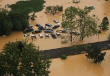 Во поплавите во Тајланд загинаа најмалку 145 луѓе