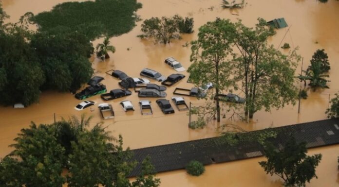 Во поплавите во Тајланд загинаа најмалку 145 луѓе