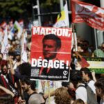 Макронизмот пред испраќање во историјата