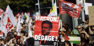 Макронизмот пред испраќање во историјата