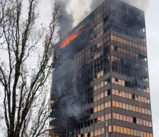 Гори облакодер на „Вјесник“ во Загреб: Гаснењето ќе трае цел ден, без опасност од уривање