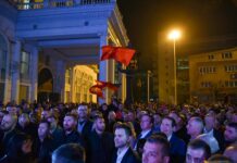 ФОТО: Славеничка атмосфера пред седиштето на ВМРО-ДПМНЕ