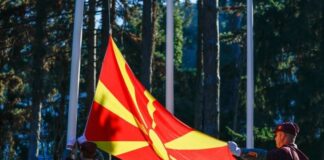 Деца од градинки на церемонија на свечено менување на државното знаме во кабинетот на претседателката