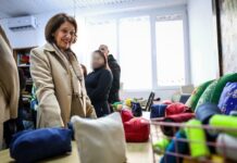 Силјановска Давкова ја посети шивалната во КПУ Идризово, порача дека секој има друга шанса во животот