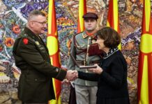 Силјановска Давкова го одликуваше генерал-мајор Грегори Најт со Орден за воени заслуги