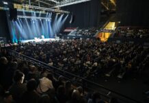 Џим Џефрис ја освои скопската публика: Смеа и фантастична енергија за повеќе од 1.500 посетители на двочасовен стендап