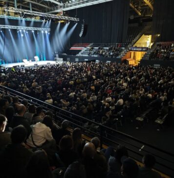 Џим Џефрис ја освои публиката во Скопје: Смеа и фантастична енергија за повеќе од 1.500 посетители на двочасовен стендап