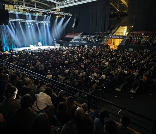 Џим Џефрис ја освои публиката во Скопје: Смеа и фантастична енергија за повеќе од 1.500 посетители на двочасовен стендап