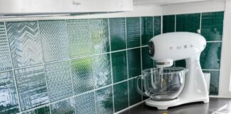 Заборавете на оцет и сода бикарбона – трик за чистење на стаклото од рерната