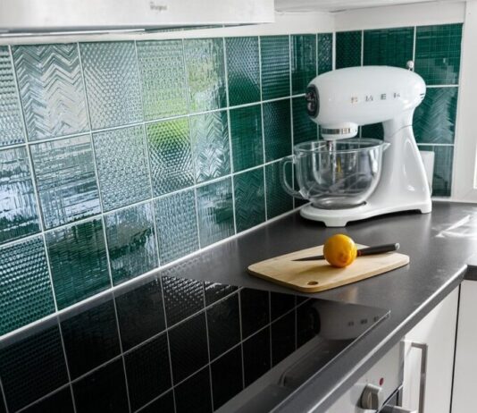 Заборавете на оцет и сода бикарбона – трик за чистење на стаклото од рерната