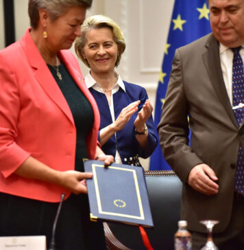 Истрагата за измама ја втурнува Европската Унија во најголемата криза од своето постоење