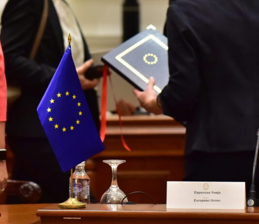 Потресената Европа се најде на политички остров во новиот светски поредок