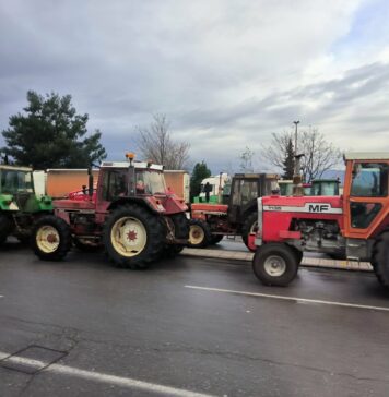 Грчките земјоделци ги интензивираат активностите – дополнителни блокади низ целата земја