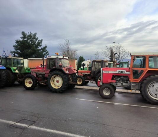 Грчките земјоделци ги интензивираат активностите – дополнителни блокади низ целата земја