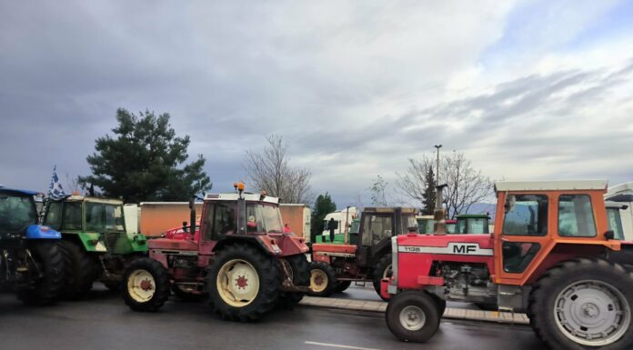 Грчките земјоделци ги интензивираат активностите – дополнителни блокади низ целата земја