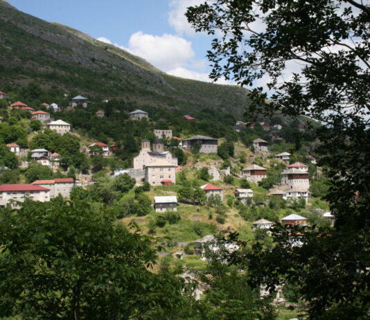 Локалната култура и јазик биле основа на идентитетот, а не хегемонистичките идеологии што се обидувале да го асимилираат населението