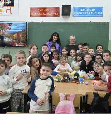 Баба Маре им ги откри тајните на плетењето на учениците од ООУ „Крсте Мисирков“