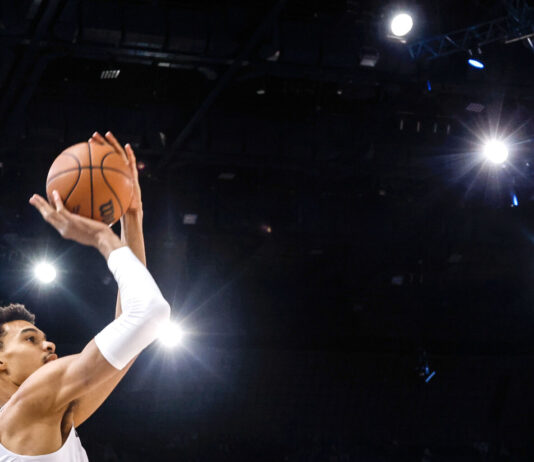 Вембањама ја сопре Оклахома на патот кон двојна круна