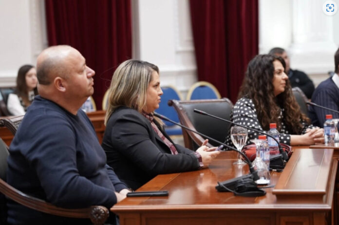 Iselenici, Forum, Vlada