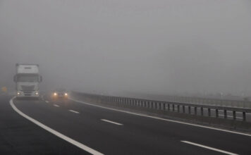 Намалена видливост поради магла, слаб снег провејува на планинските премини Плетвар, Ѓавато, Буково, Пресека и во Крушево magla, avtopat