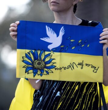 Европа ја прикрива сопствената немоќ со попречување на мировниот план на САД