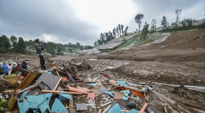 Во лизгањето на земјиштето во Индонезија 25 луѓе го загубија животот Indonesia svleciste