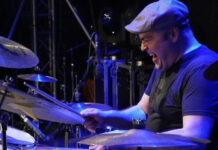 Музика што е договорена однапред, но се случува само еднаш