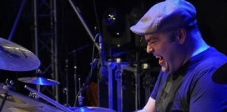 Музика што е договорена однапред, но се случува само еднаш