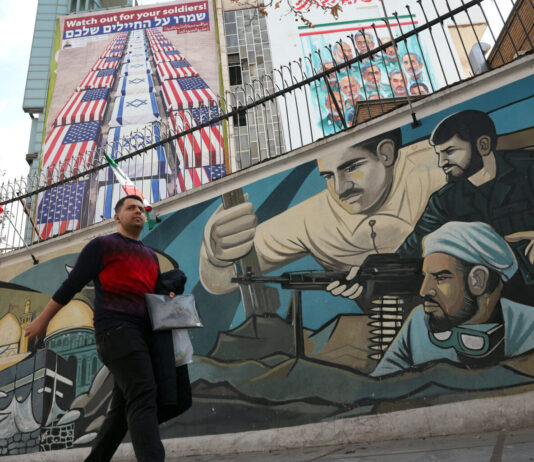 Протестите во Иран стивнаа, американската армада се приближува