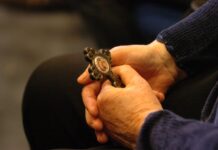 Грчко-бугарските стеги и во рацете на црковниот клир на БПЦ, ГПЦ и ЦП